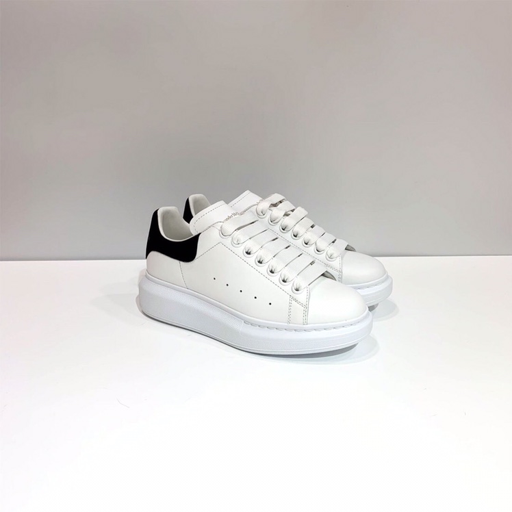 Alexander McQueen 
麦昆黑尾厚底 女士运动鞋 
尺码：35 35.5 36 36.5 37 37.5 38 38.5码