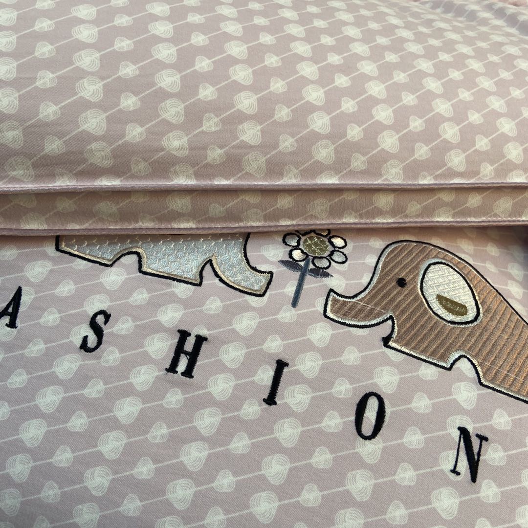 Bedding: Winter quilt undefined