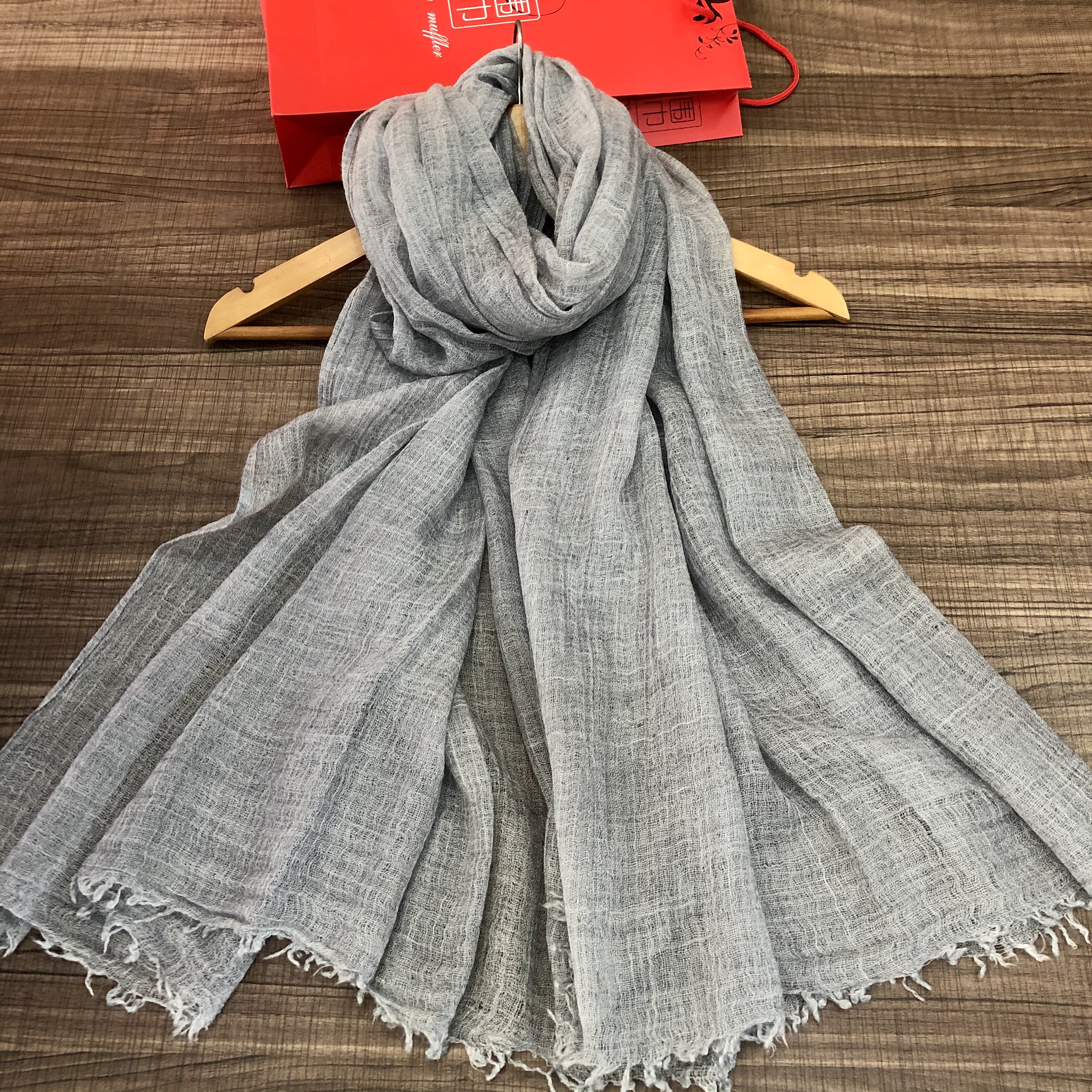 Qiu Dong vogue is recreational cotton hemp scarf, quality is good, color is much. Item Picture