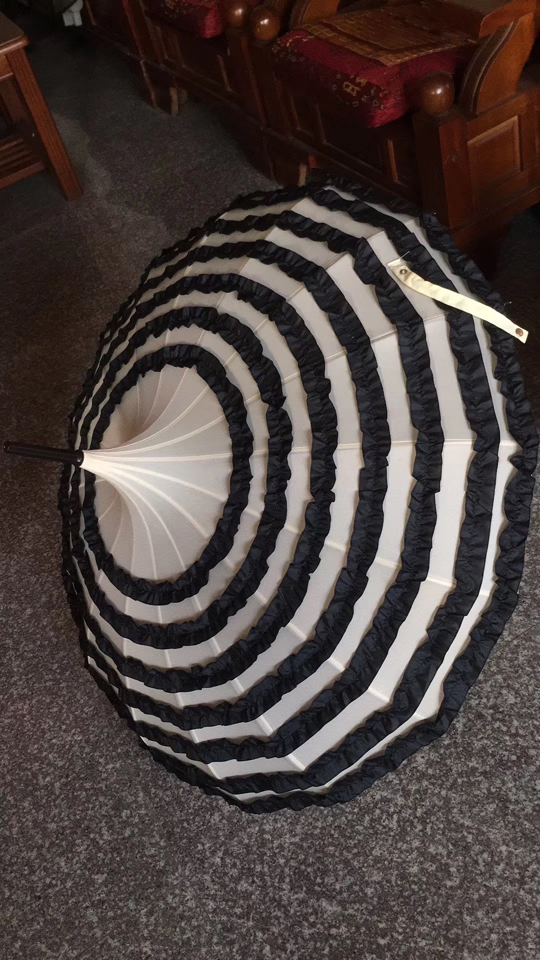 The pointed lace umbrella has a beautiful and ladylike style details Picture