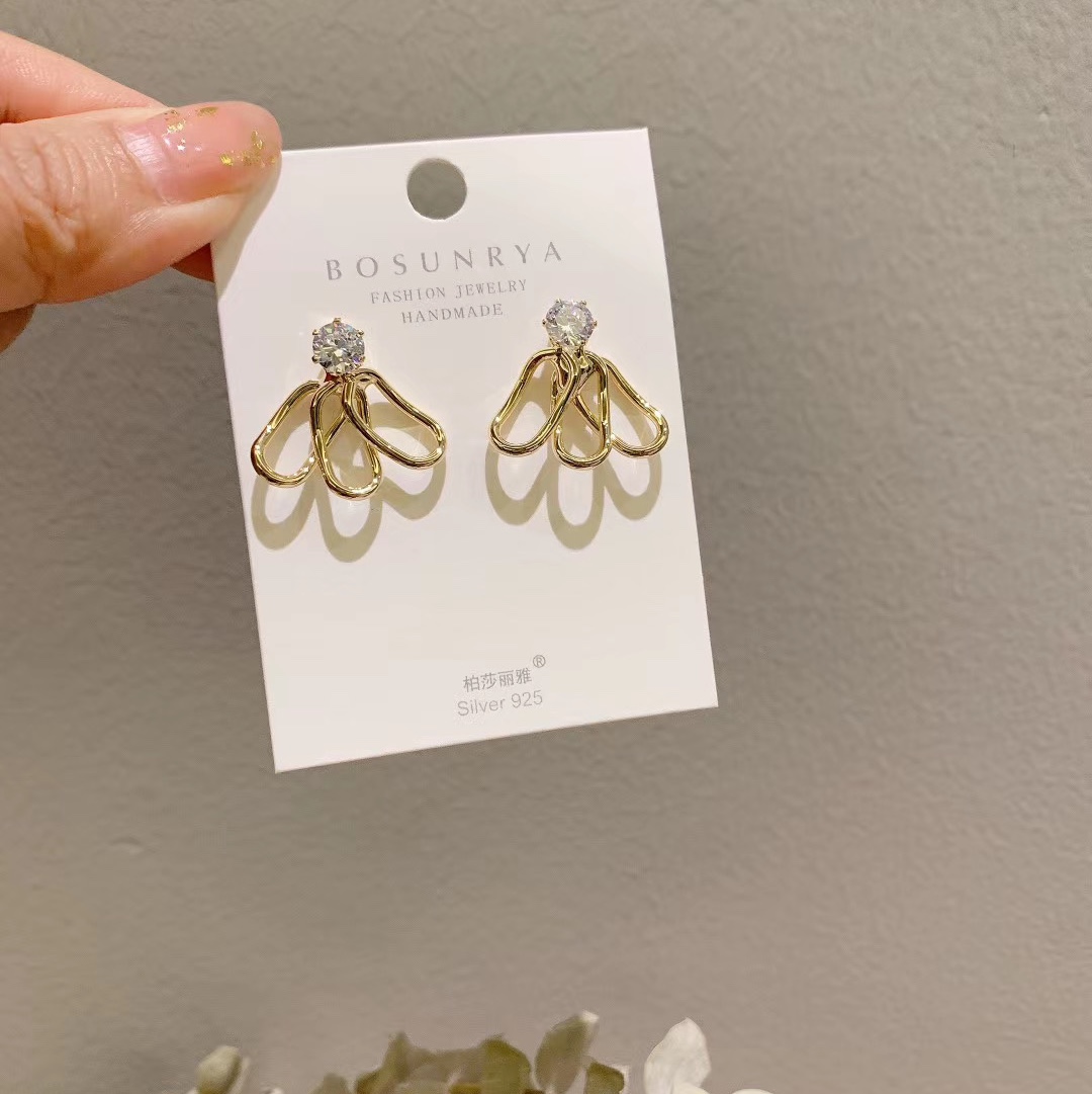 Simple and fashionable stud earrings