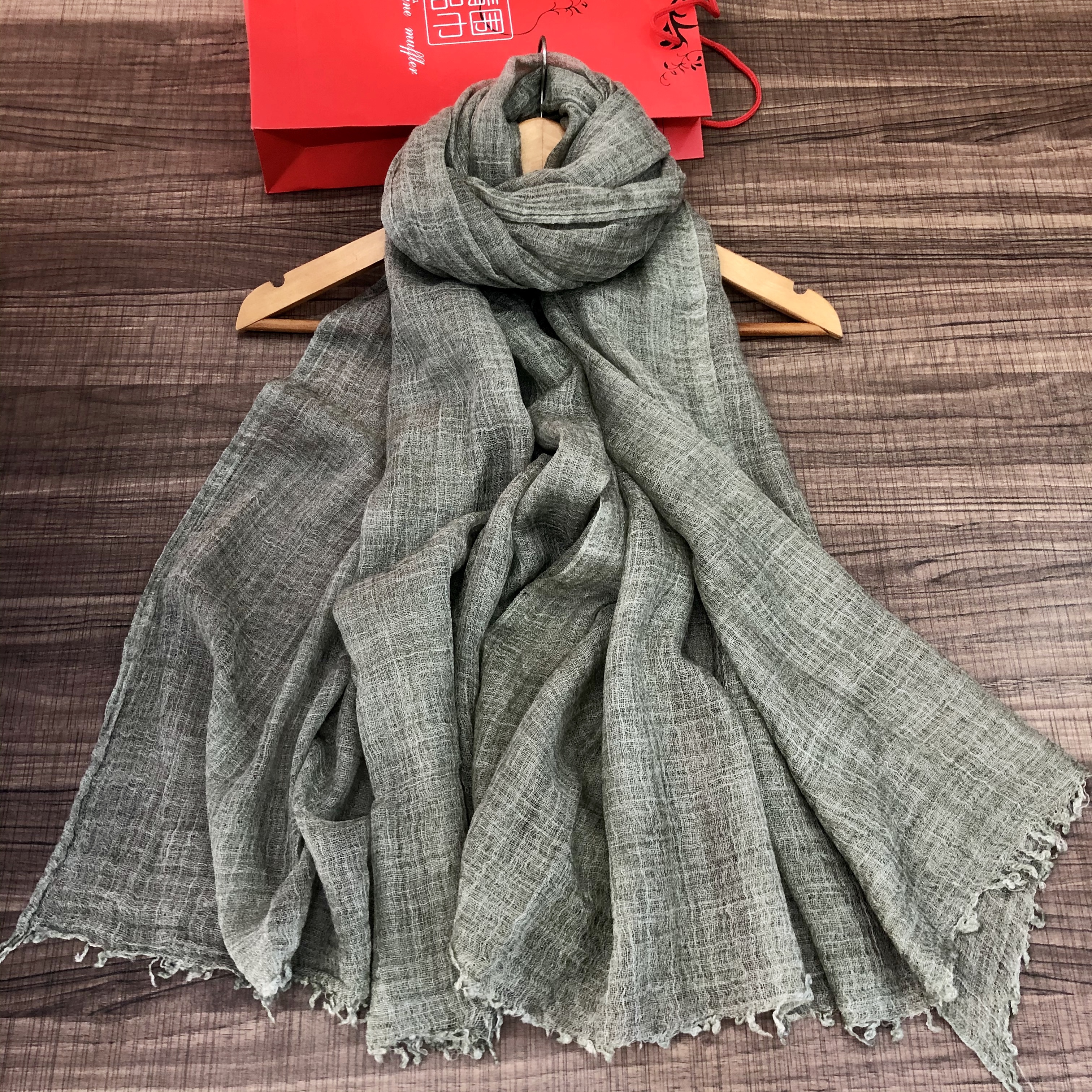 Qiu Dong vogue is recreational cotton hemp scarf, quality is good, color is much. undefined