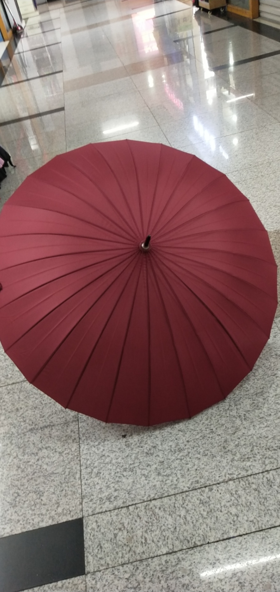 A 60-centimeter, 24-piece woven fabric umbrella Application Scenario