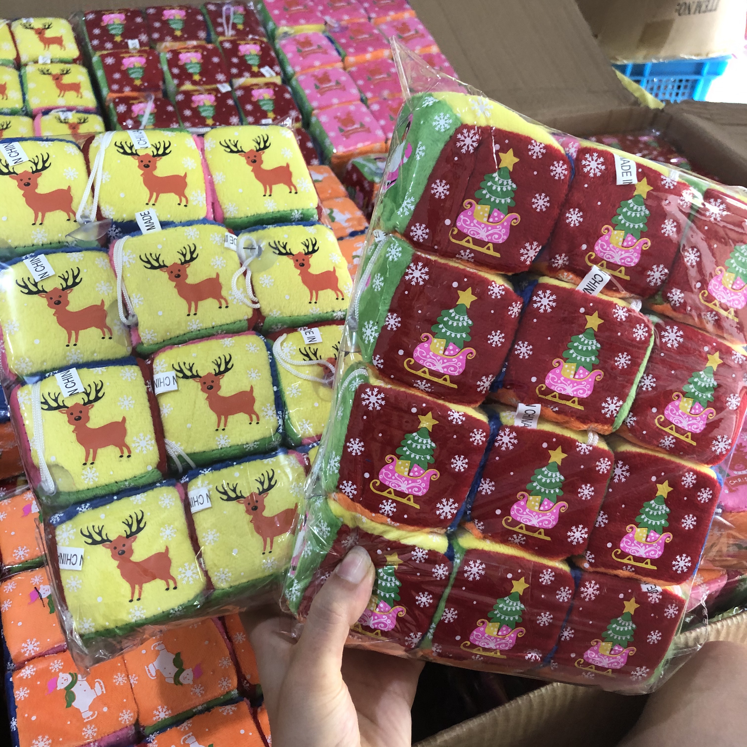 Dados de navidad colgante de navidad llavero colgante de carro regalo de navidad 6cm navidad dice ventosa gancho Application Scenario