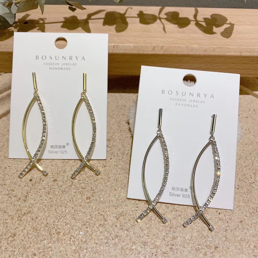 Earrings of the same style as those in live-streaming by Internet celebrities