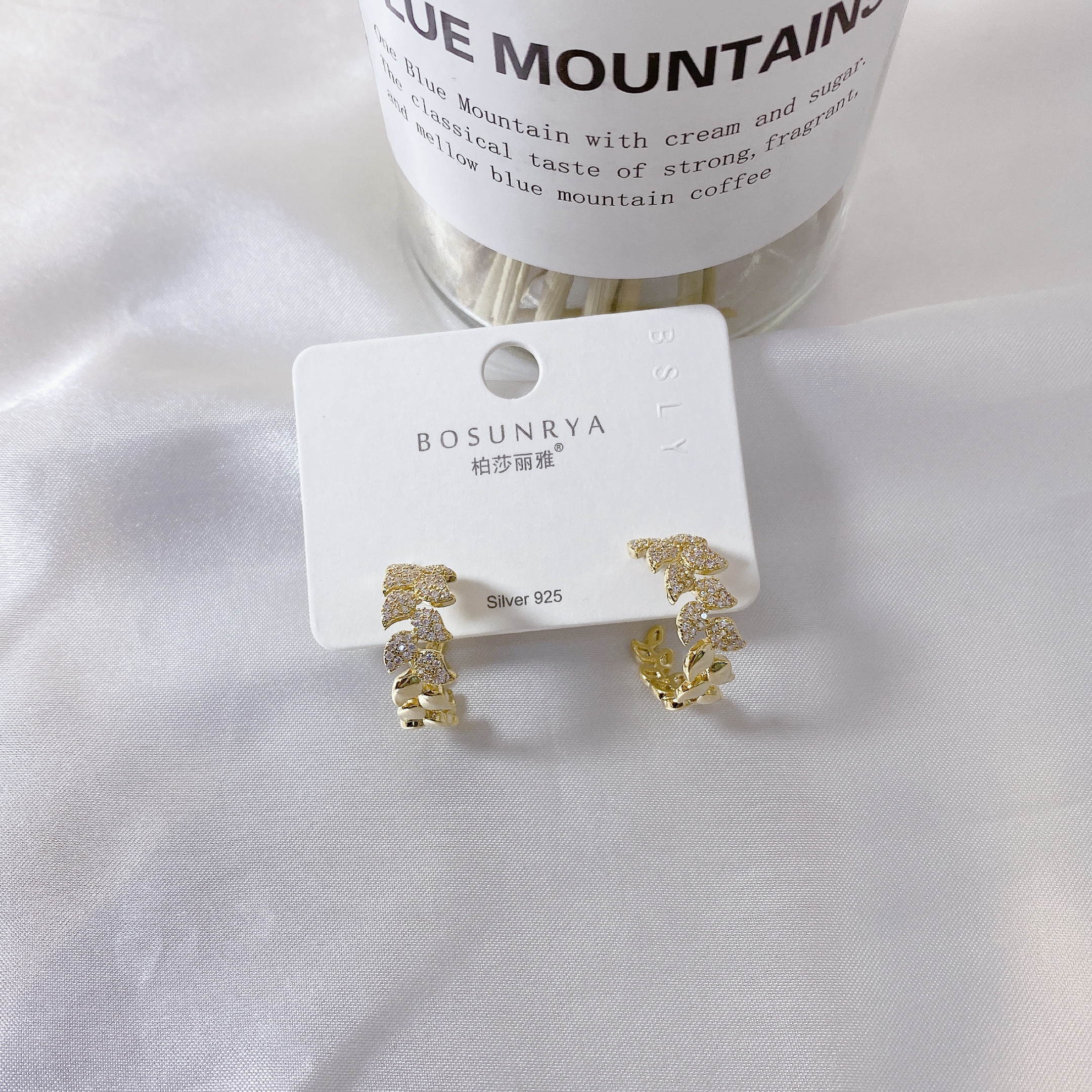 Simple and fashionable earrings and earrings details Picture