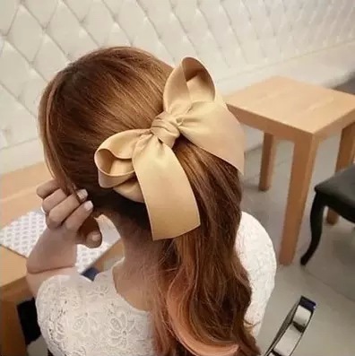 The black bow hair band and Korean hair accessory worn by celebrities are cute and versatile. The hair tie and hair clip are sweet and girlish undefined
