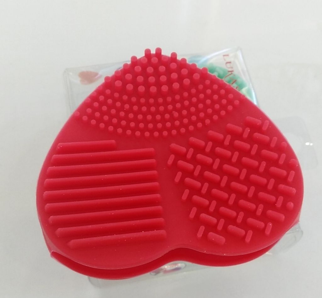 Heart-shaped face brush in red Specification image