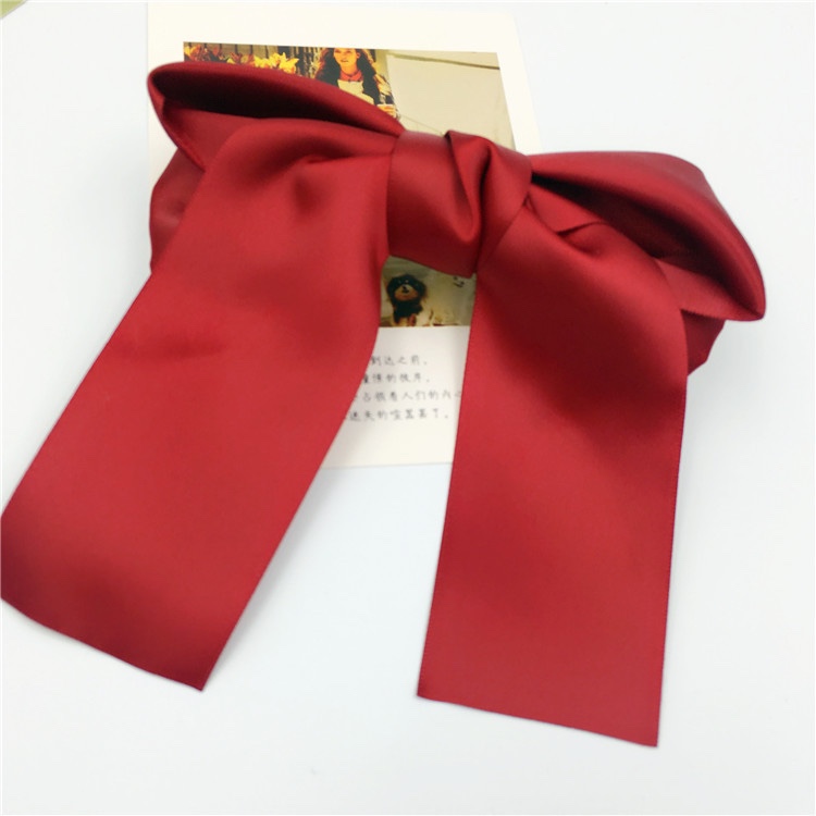 The black bow hair band and Korean hair accessory worn by celebrities are cute and versatile. The hair tie and hair clip are sweet and girlish undefined