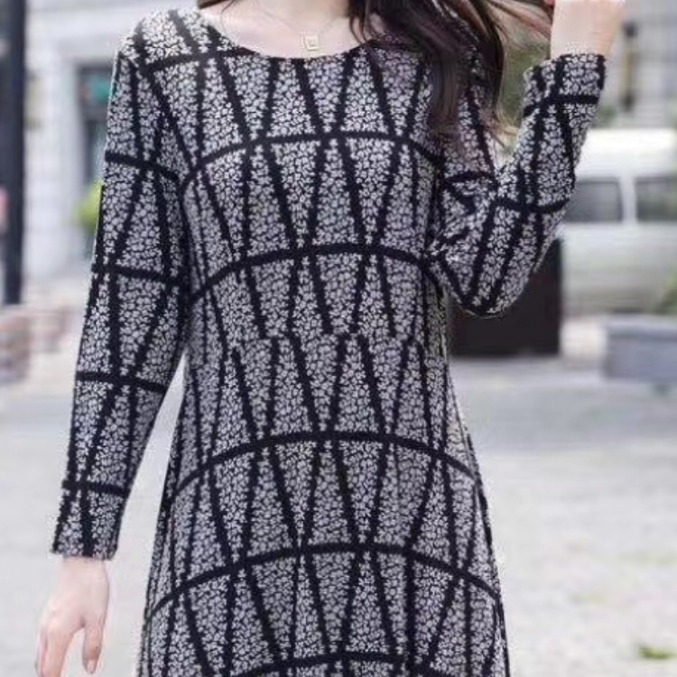 The new black and gray plaid flowers popular fashion vanguard trend classic stable atmosphere noble durable full figure