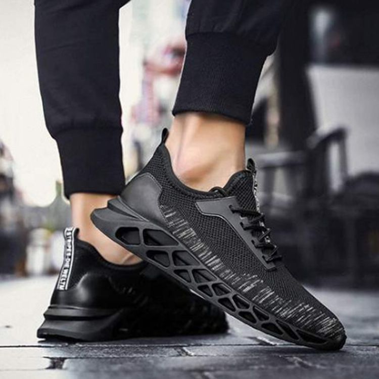 2020 Lightweight casual shoes, anti-slip, shock-absorbing, hollowed-out flying woven men's shoes, one-foot live-streaming sports shoes, best-selling running shoes