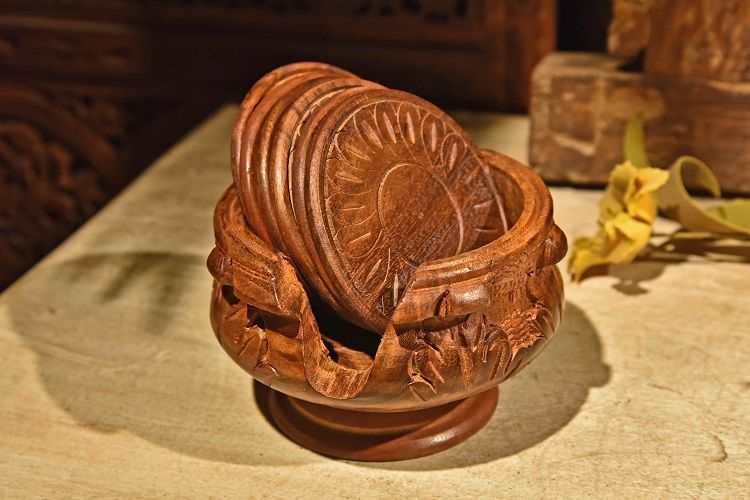 菩提木雕花杯垫白底实物图