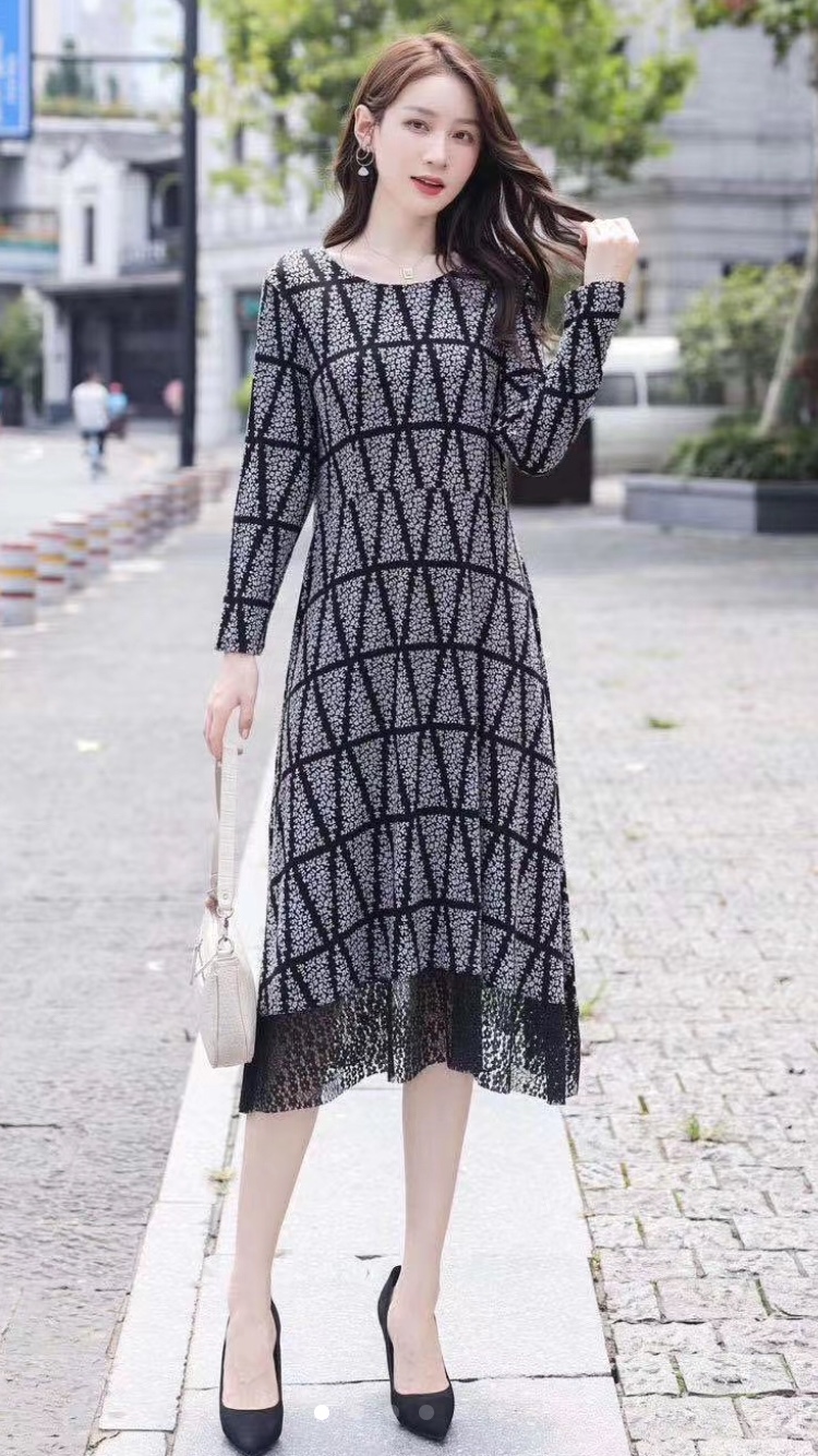 The new black gray plaid flower fashion vanguard trend classic stable atmosphere noble durable details Picture