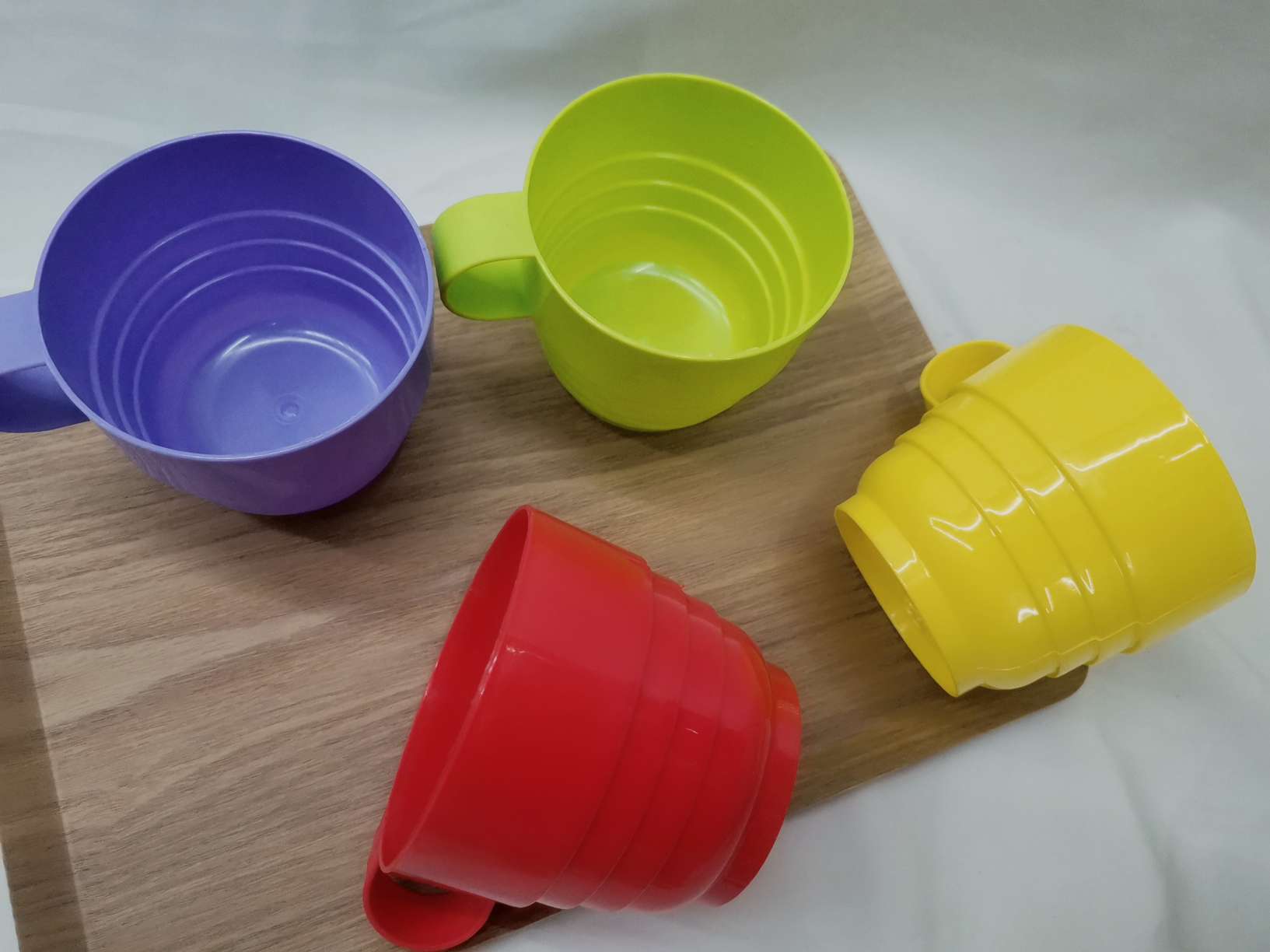 Small solid-color plastic cups 1022 9083 for 4 containers