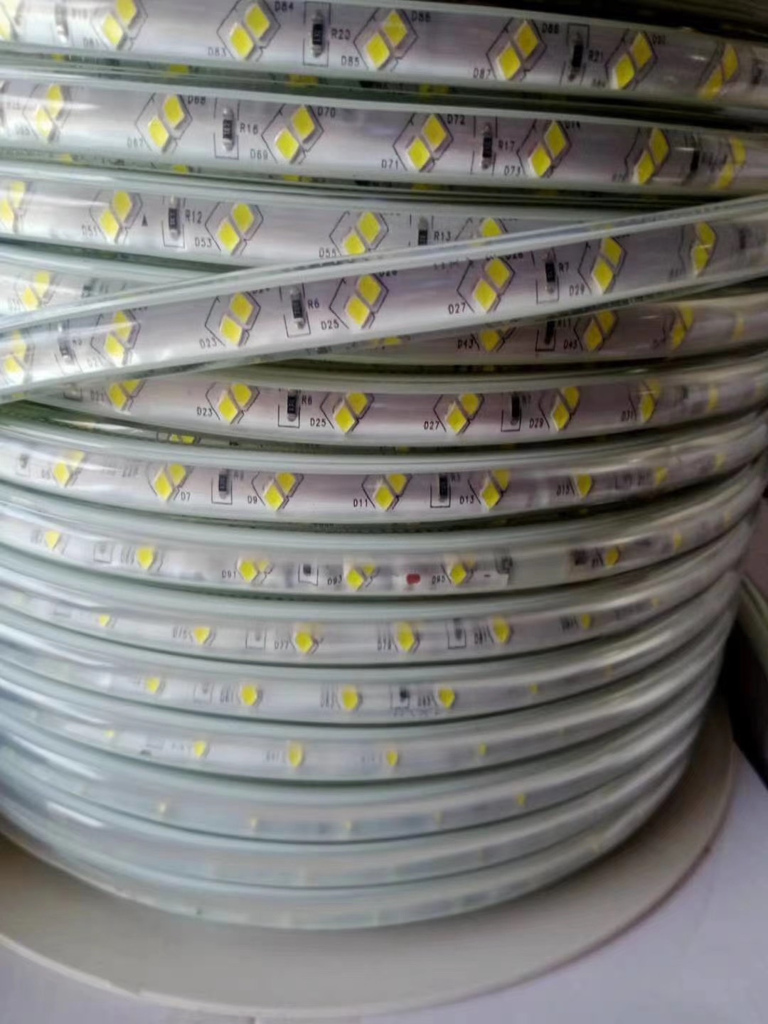 LED灯带220V 2835（96灯）斜排100米产品图