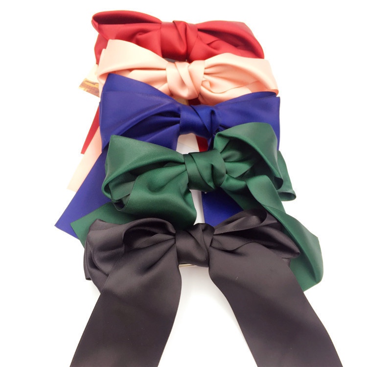 The black bow hair band and Korean hair accessory worn by celebrities are cute and versatile. The hair tie and hair clip are sweet and girlish details Picture