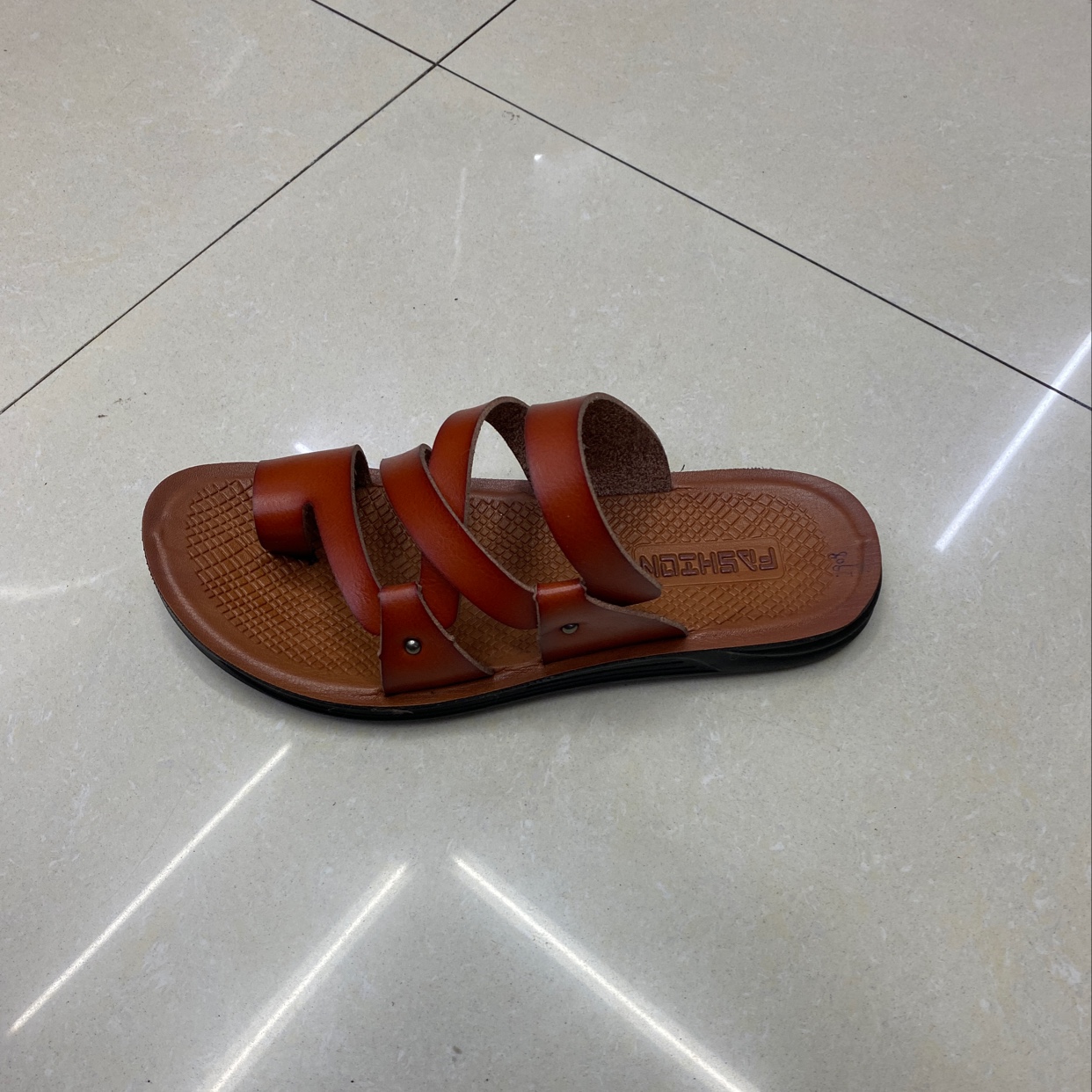 Wholesale of new men's slippers