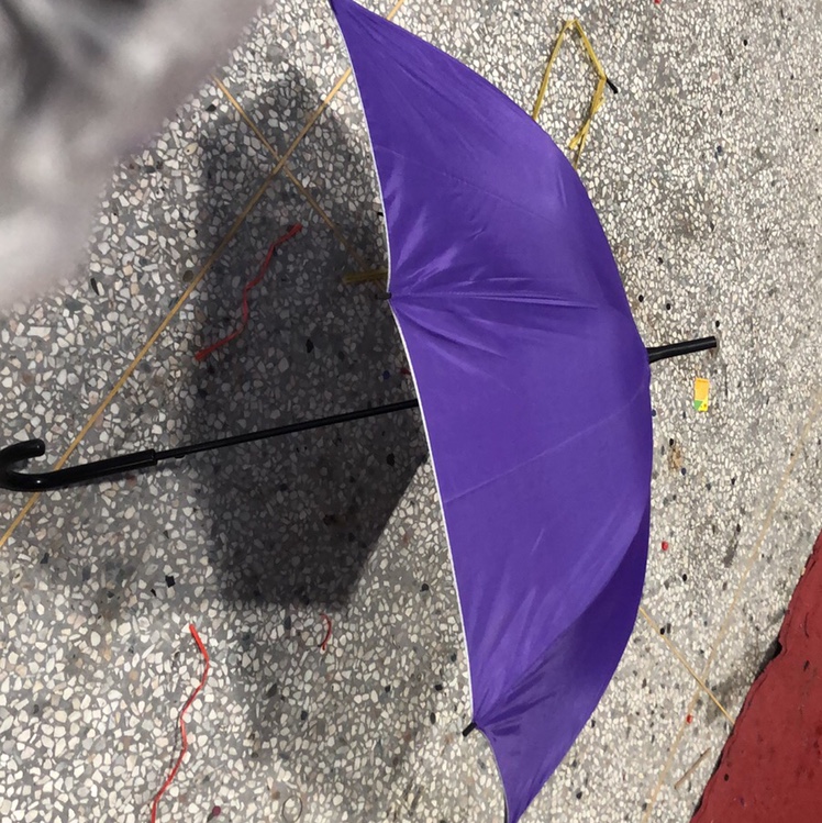 The 558K silver plastic umbrella is UV-resistant