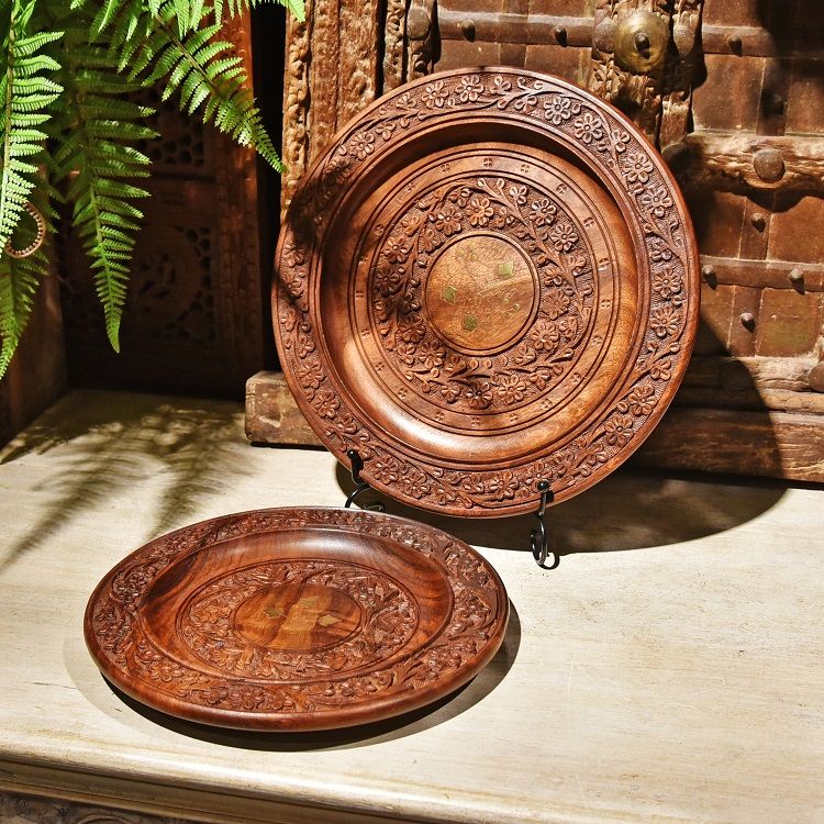 The Indian Bodhi wood carvings with edge flowers and round trays are large details Picture