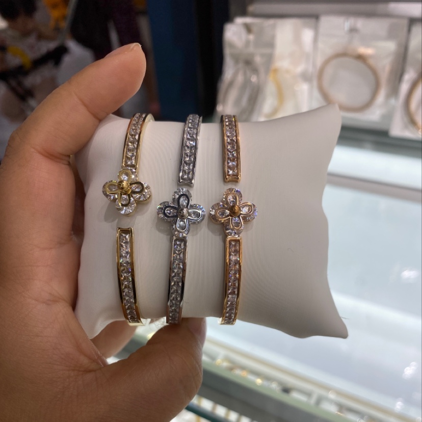 The square diamond bracelet is set with color-preserving electroplated zircon, presenting a simple and fashionable high-end style