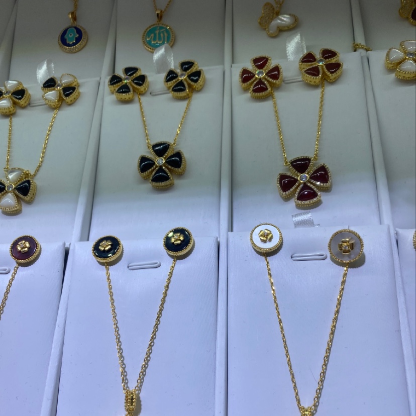 A simple and elegant design of the popular Middle Eastern jewelry set made of real gold and shell plating