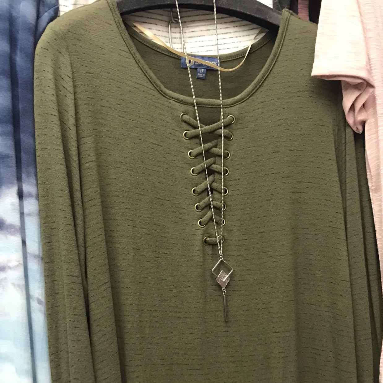 Women's green clothes thumbnail