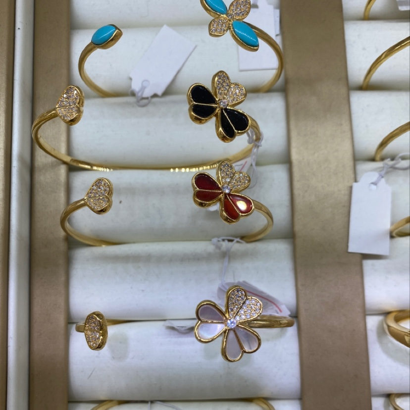 The elegant bracelet is high-end, grand and sophisticated, with an exotic charm