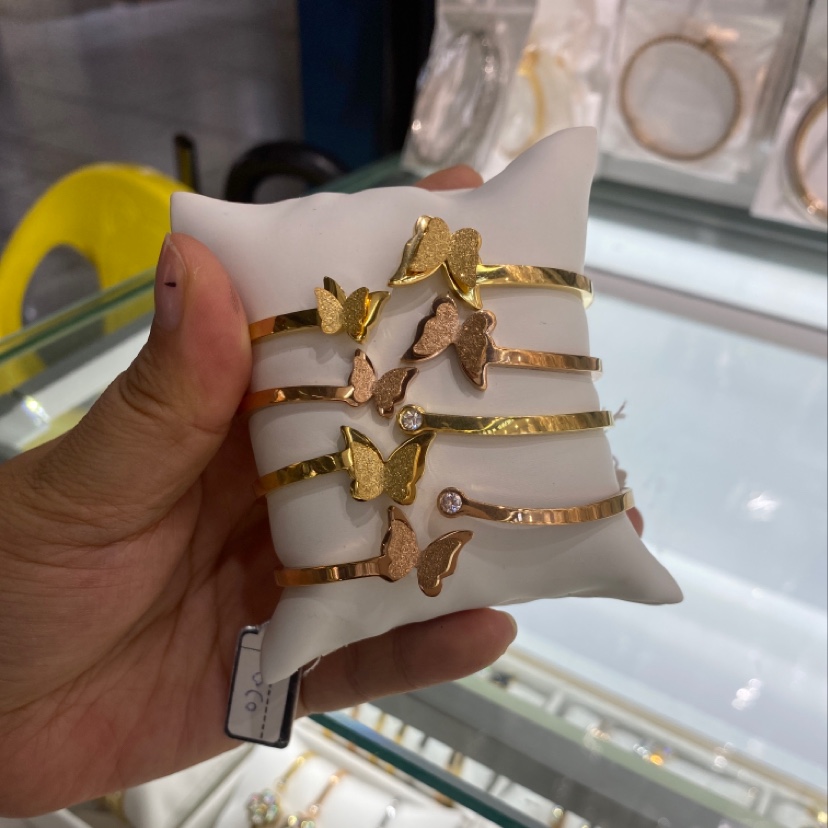 Titanium steel fashionable color-preserving bracelet is high-end, elegant and of high quality with good cost performance
