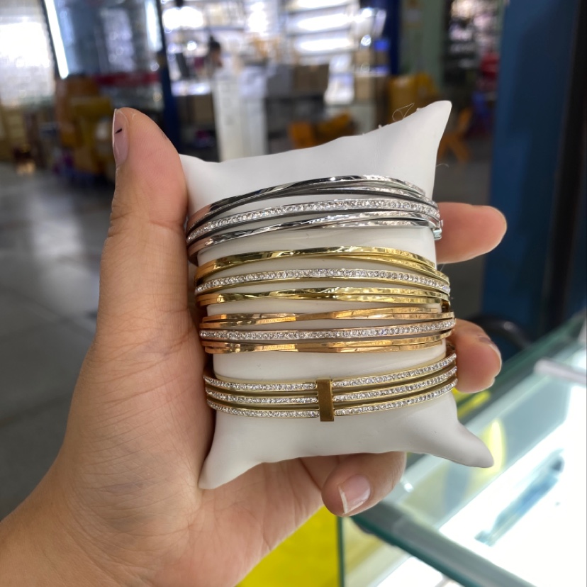 Fashionable and elegant bracelet with color-preserving electroplating, a bestseller in live-streaming, featuring a simple European and American style