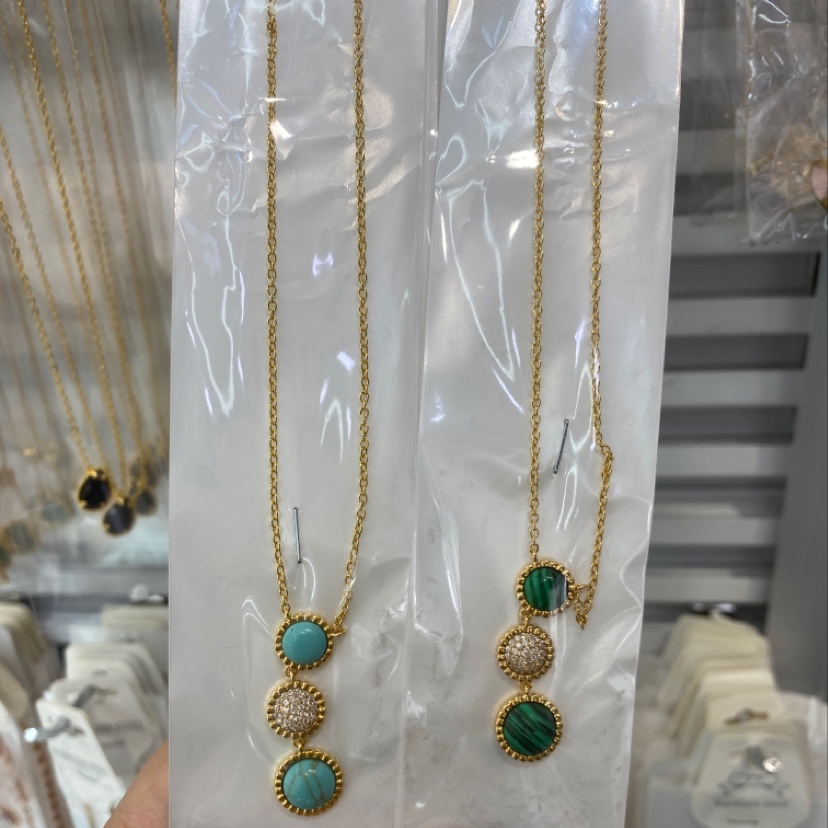 The shell necklace is fashionable, high-end, elegant and of high quality with good cost performance