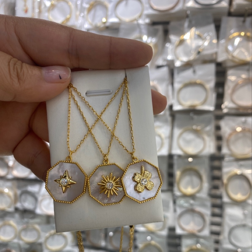 Shell necklaces are popular as high-end accessories. Live streaming is popular in the Middle East