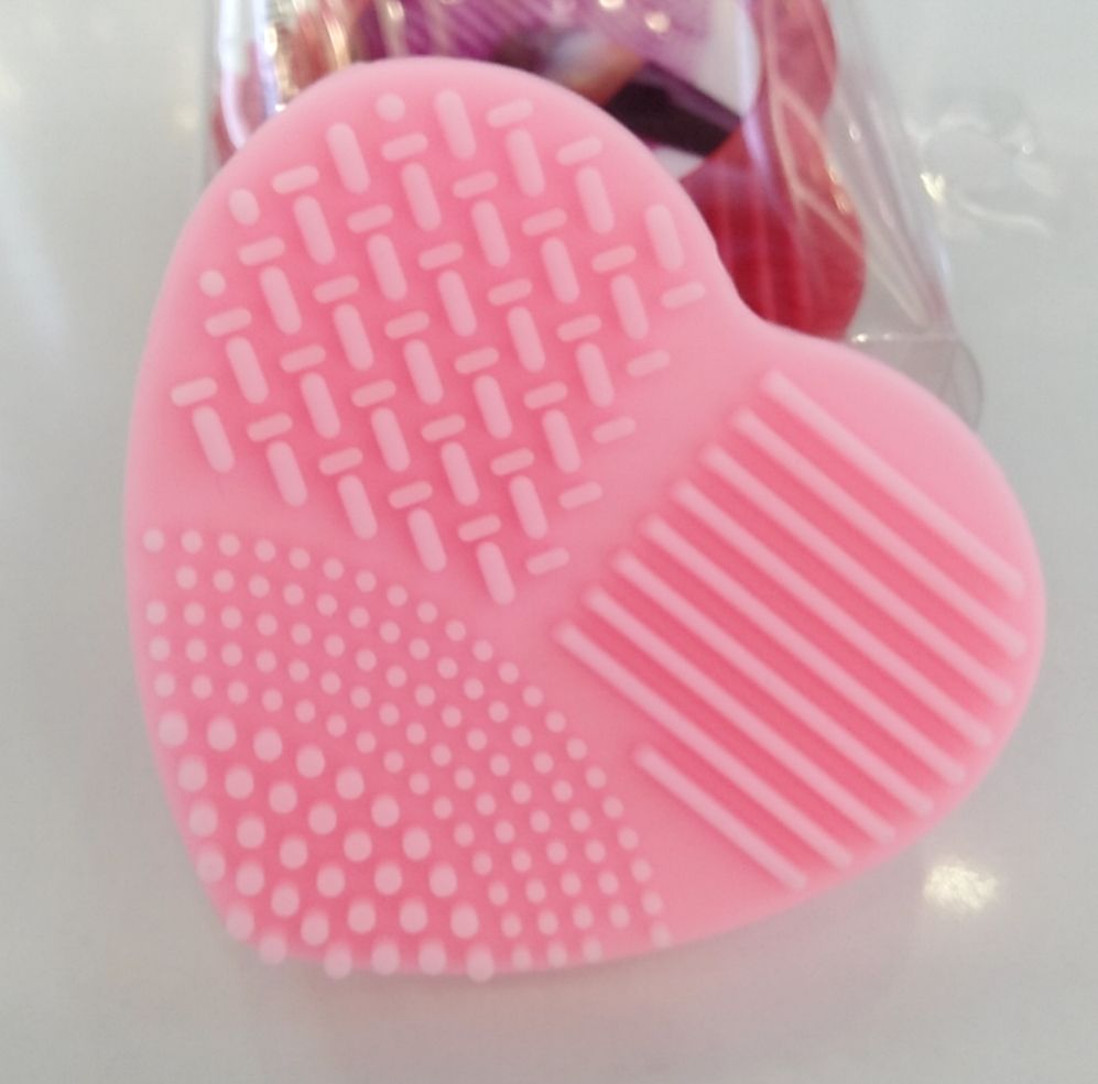 Heart-shaped face wash brush mixed in green, purple and pink Specification image