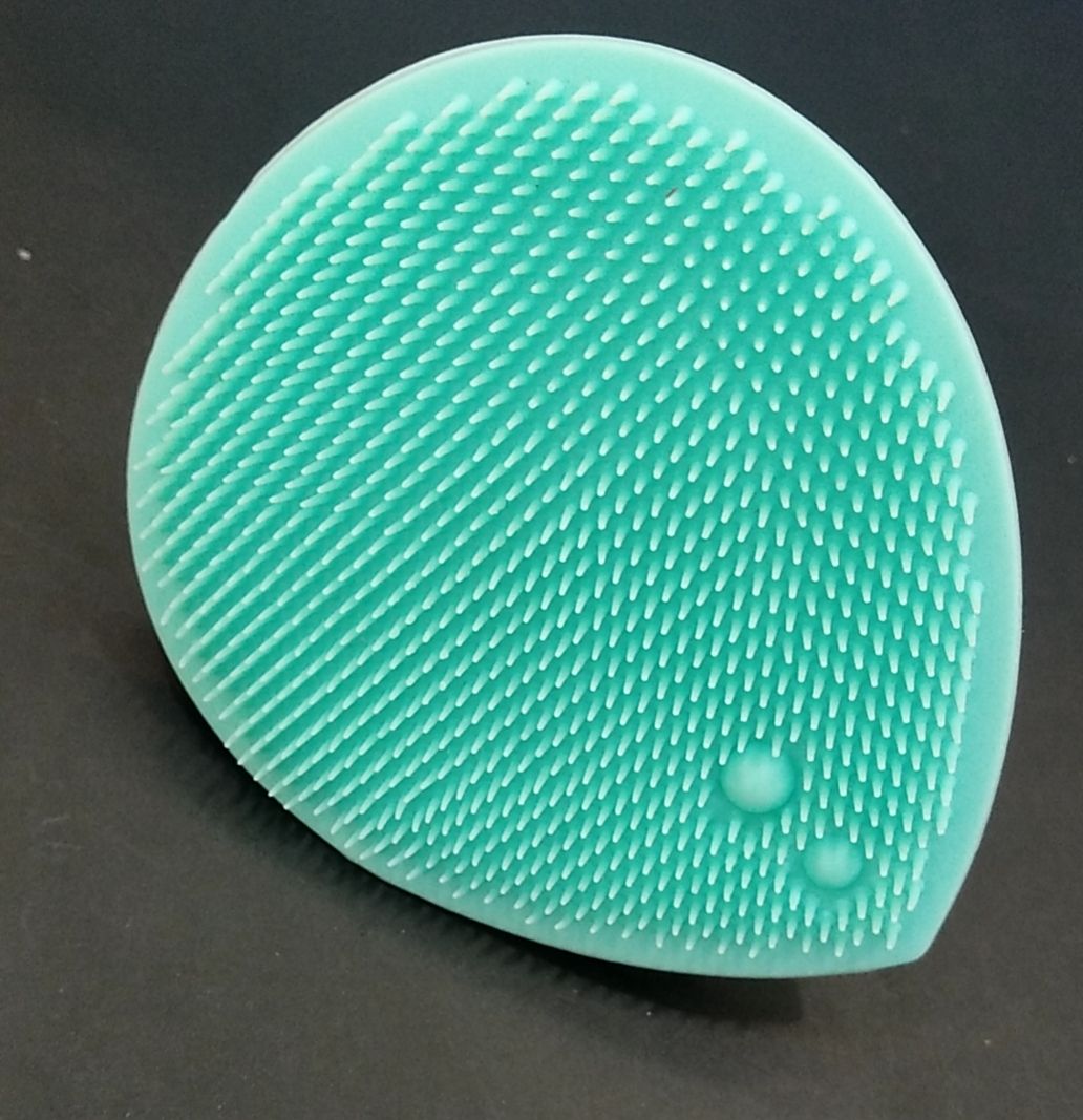 Large facial cleansing brush 80-70-25t with finger buckle, light green