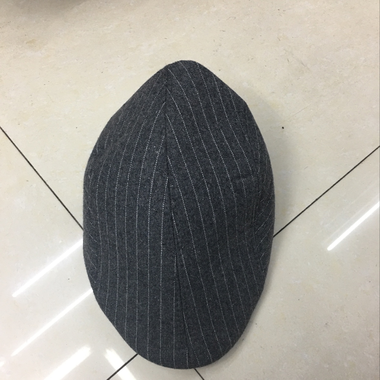 鸭舌帽灰条