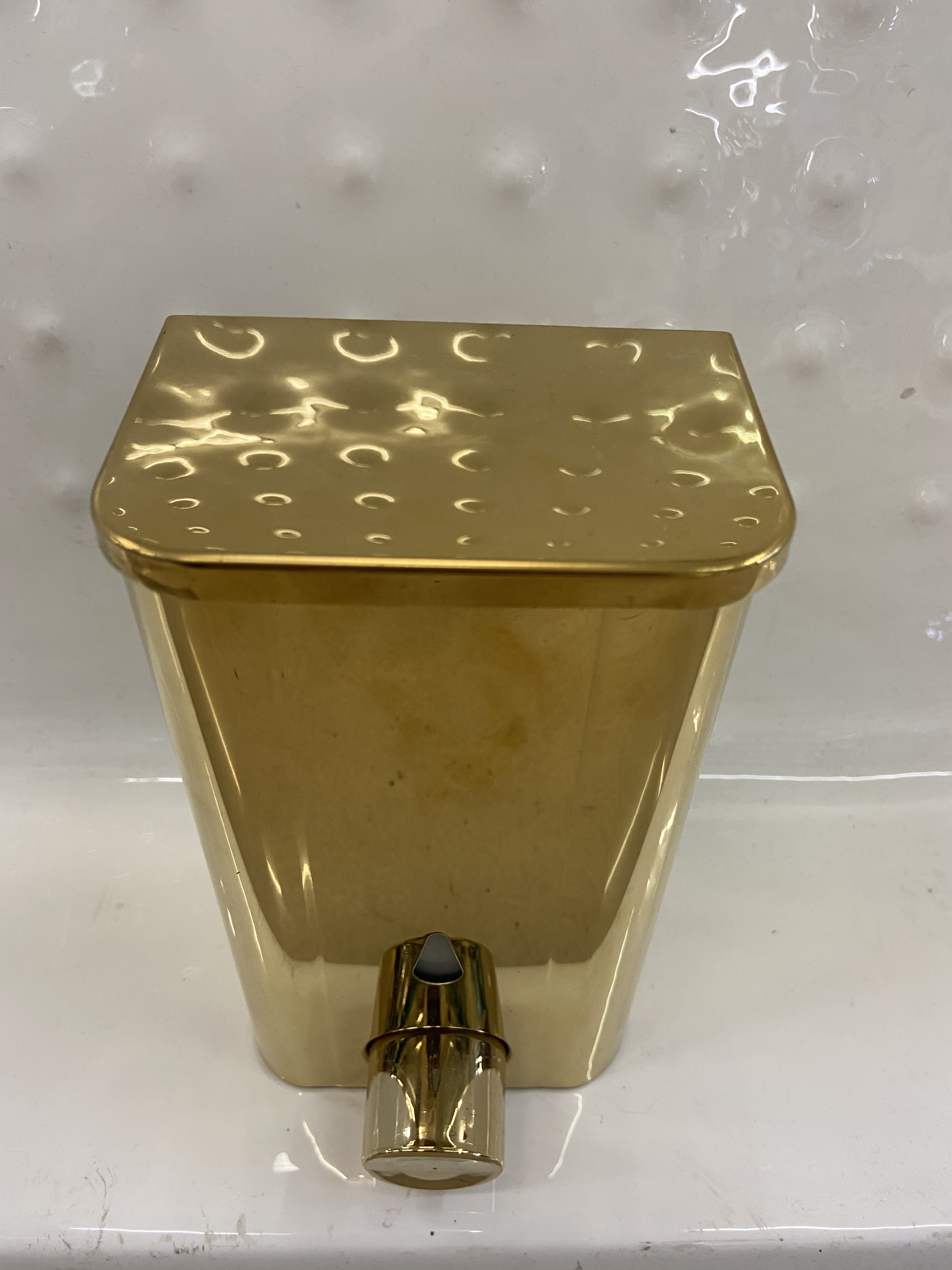 按压皂液器金色产品图