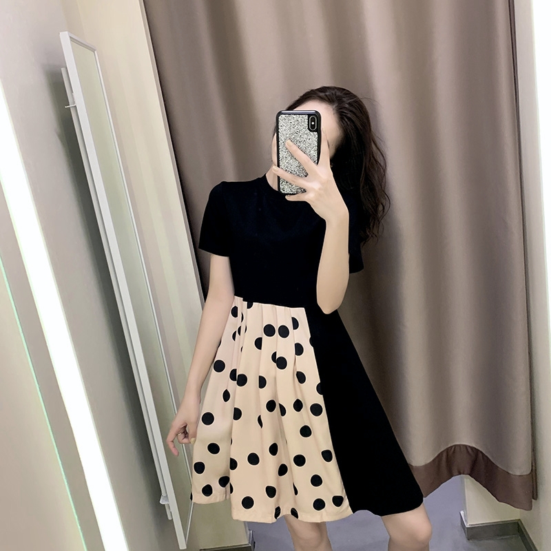 The new black dress with a stylish Hong Kong style for Spring/Summer 2020 features a cinched waist that accentuates a petite figure. It is a round-neck polka dot patchwork dress Specification image
