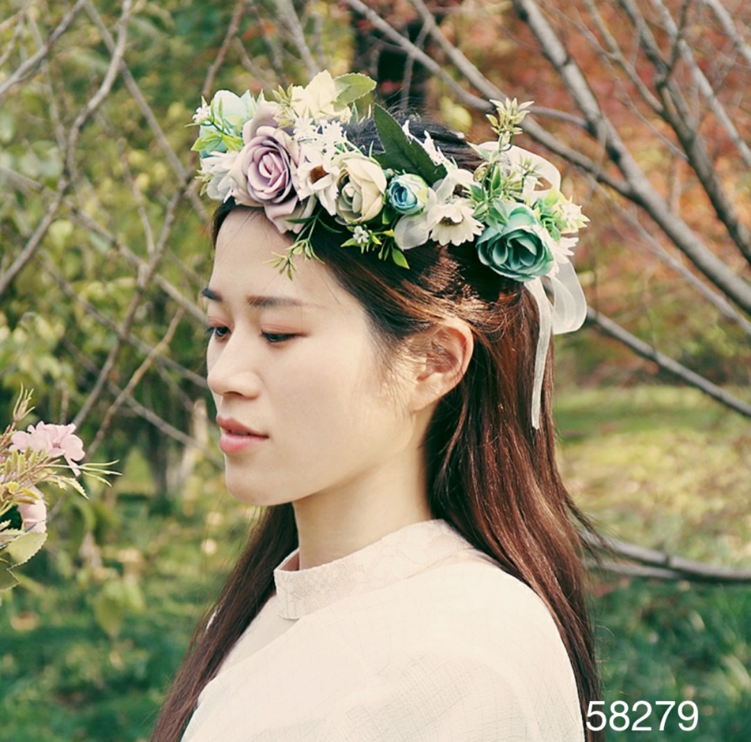 A flanged rose wreath