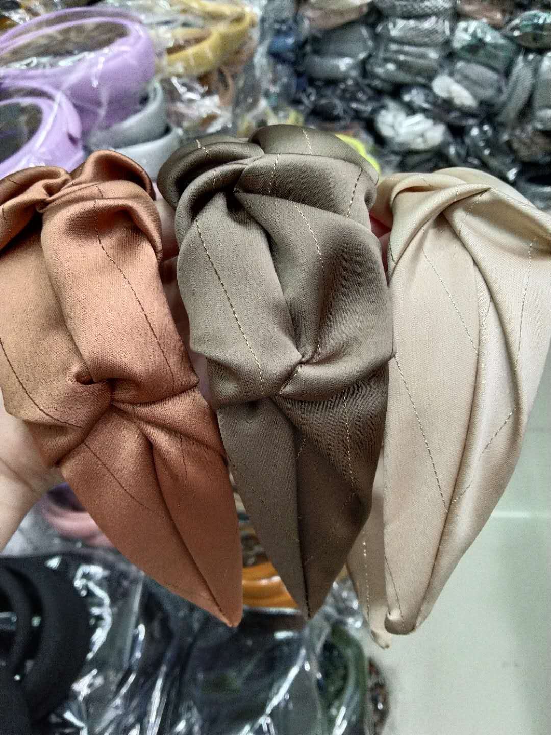[HHBABY] Korea East gate high feeling satin fold wide edge hair hoop elegant solid color temperament hair clip Specification drawing