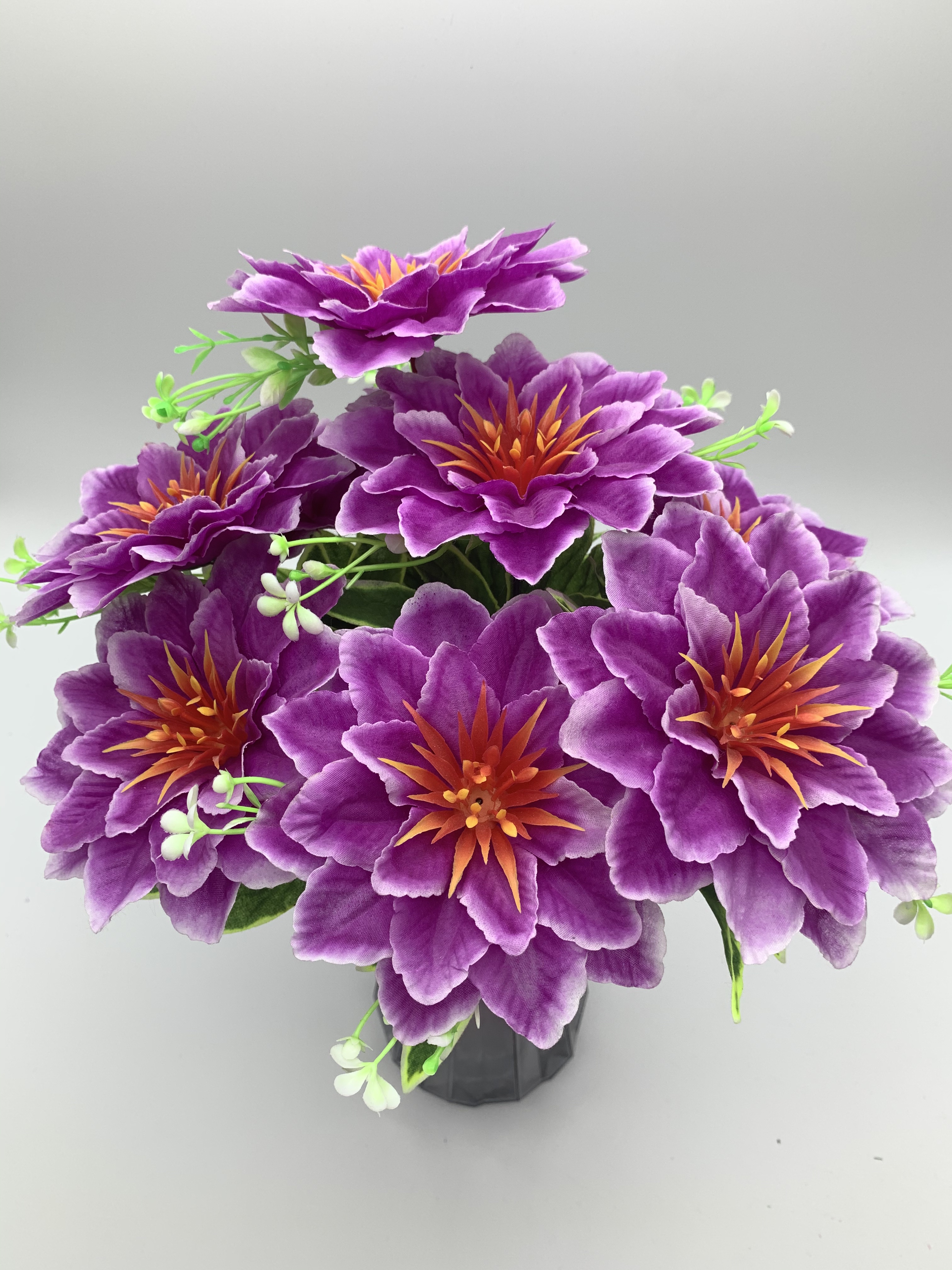 Nine Saint-Denis roses details Picture