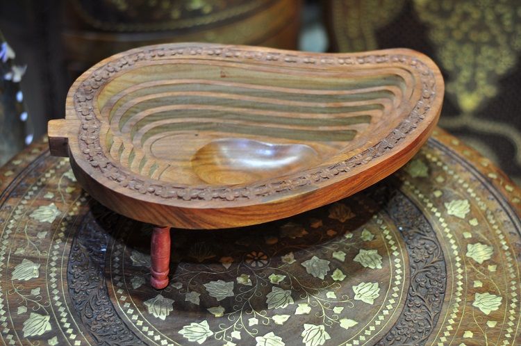 An Indian linden mango-shaped embedded fruit plate