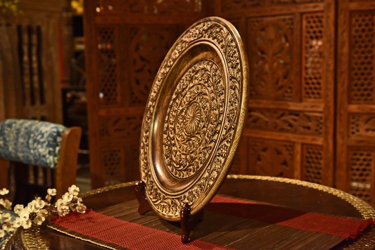 芒果木雕花圆托盘