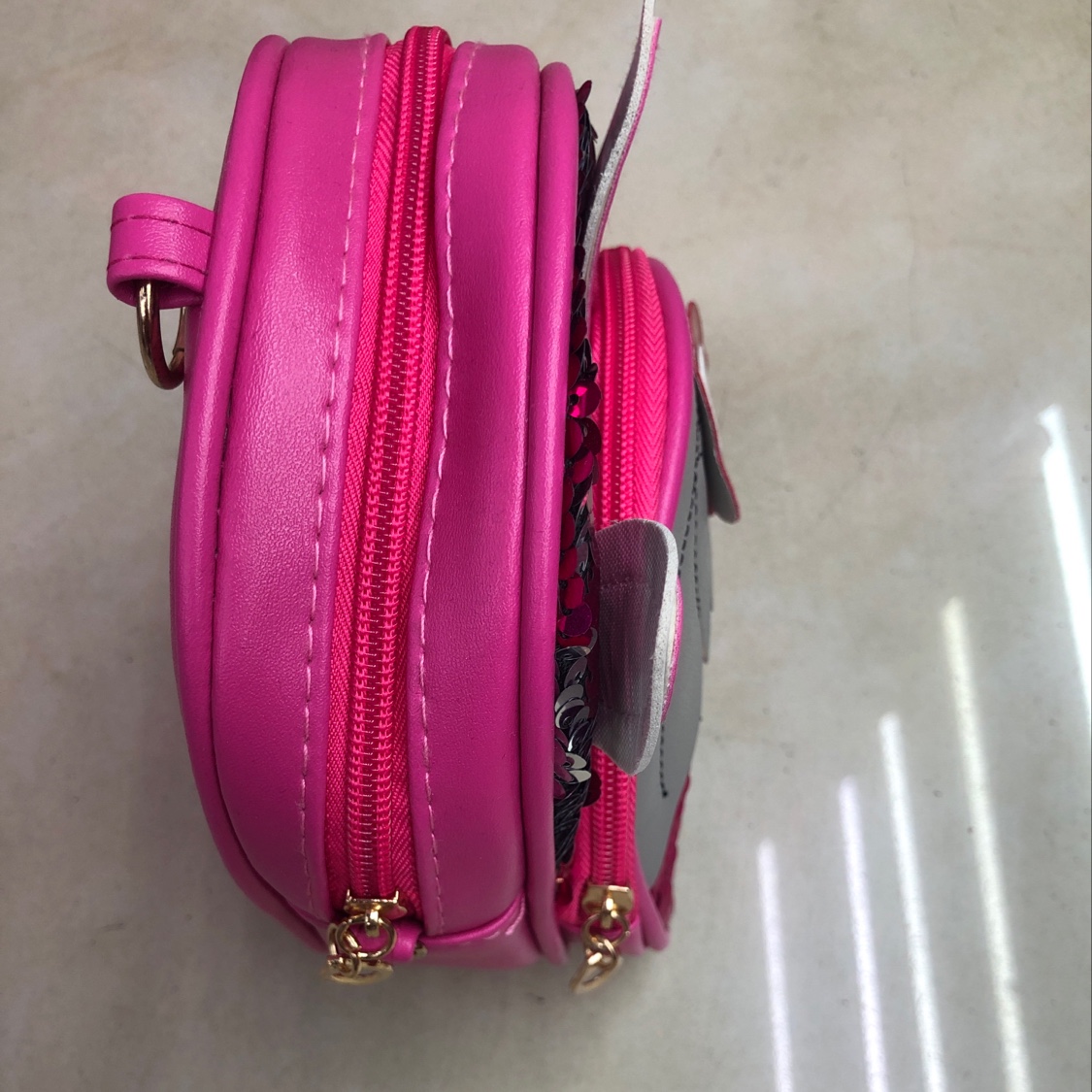 小女孩带花小书包产品图