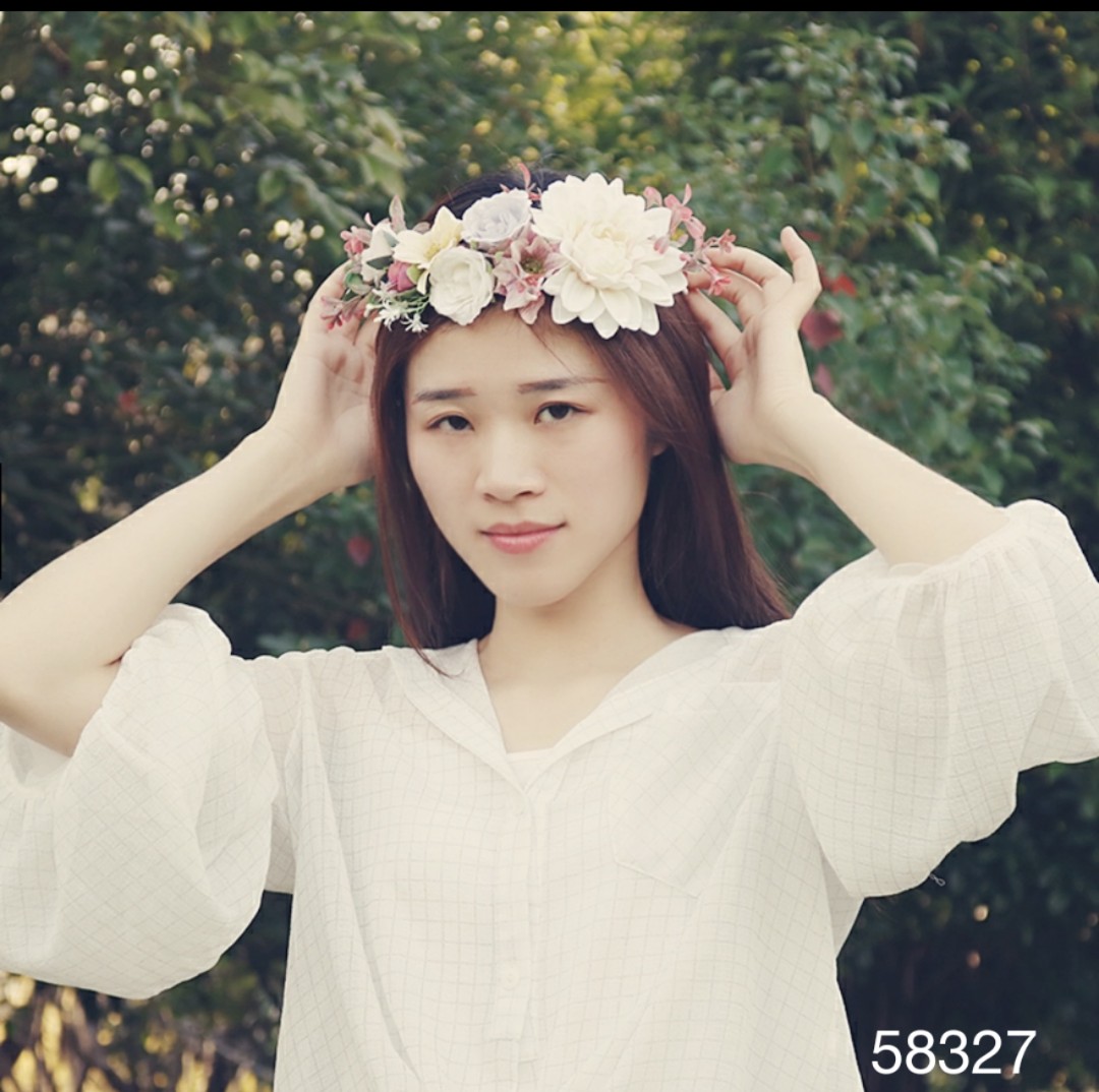 A large crepe chrysanthemum ring in off-white color