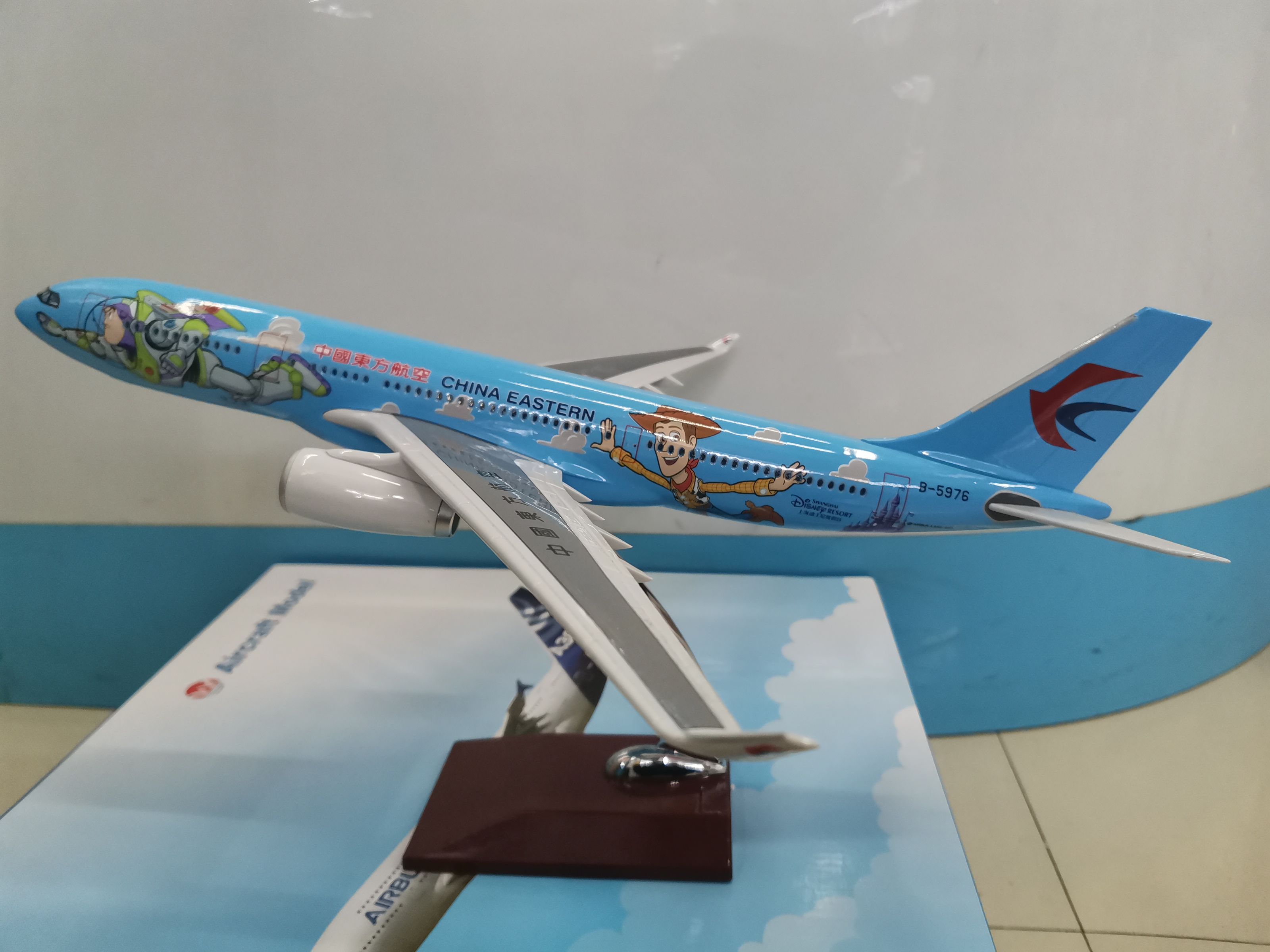 Model aircraft (China Eastern Airlines A330 Buzz Lightyear Coating) synthetic resin model aircraft