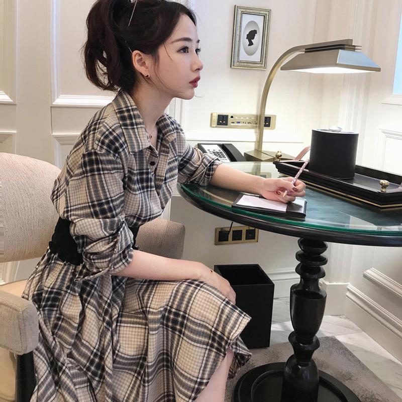 The new autumn long-sleeved POLO dress for women, with a cinched waist and a slimming look, is elegant and stylish. The checked shirt dress is a popular skirt details Picture