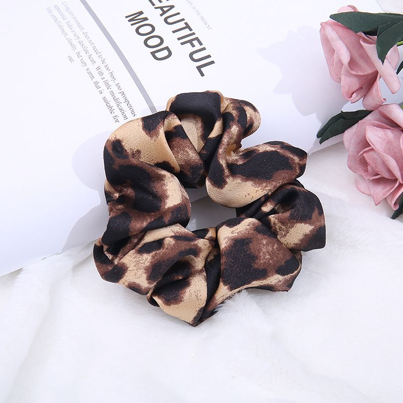 Factory direct sales of 2019 new cross-border trend retro floral leopard print hair tie and large intestine pig sausage ring detail image 4