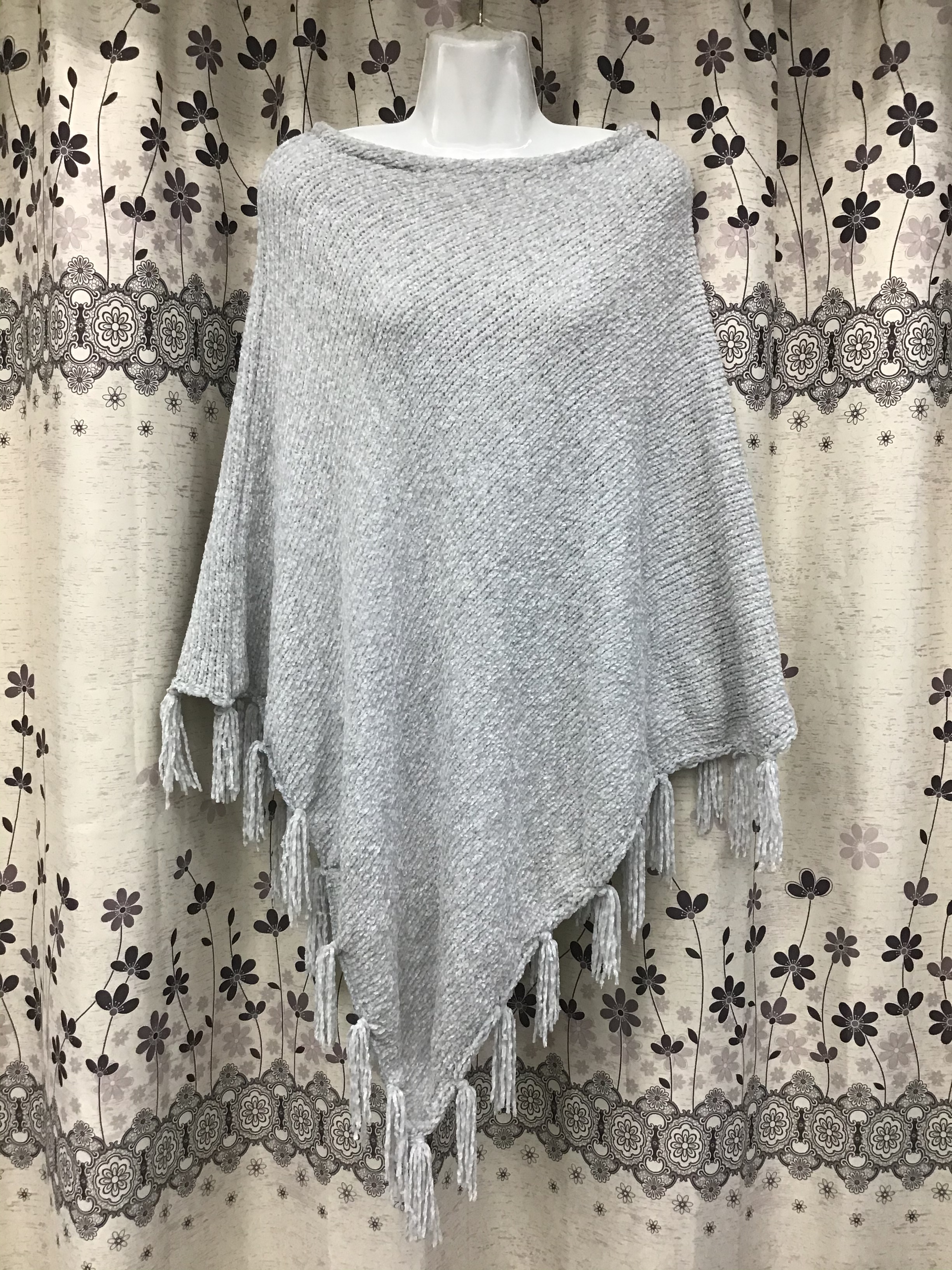 Manufacturers Direct Sales Autumn Winter Europe And The United States Fashion Trend Handmade Hanging Beard Lady Chenille
Shawl Application Scenario