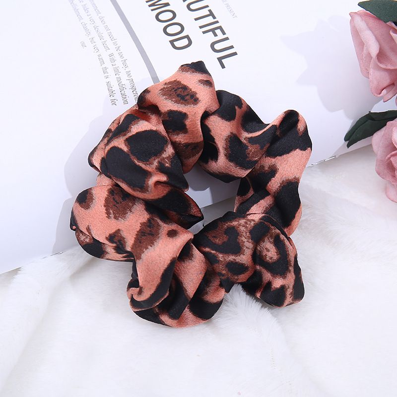 Factory direct sales of 2019 new cross-border trend retro floral leopard print hair tie and large intestine pig sausage ring detail image 2