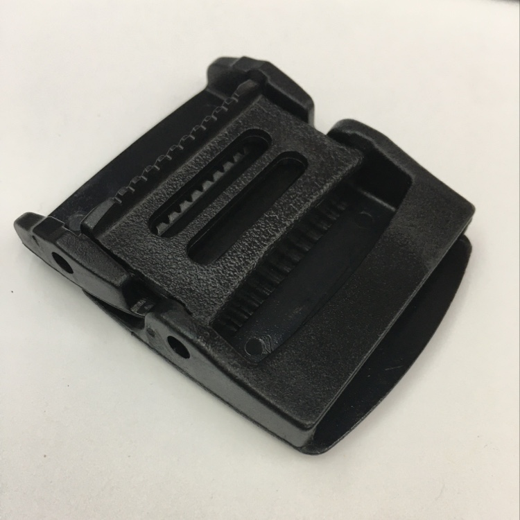 皮带扣白底实物图