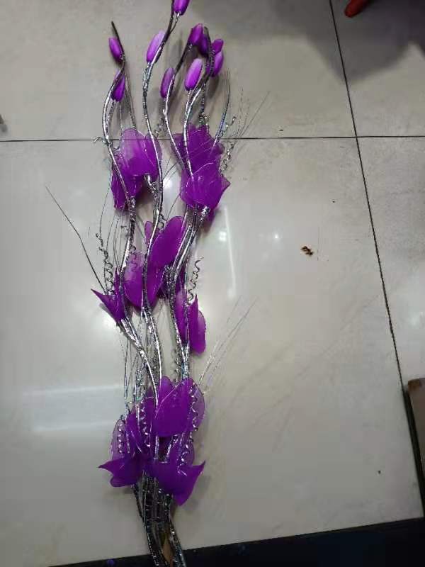 Hilo plateado de seda floral